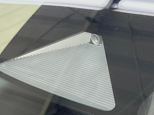 【ホンダセンシング】走行中に前方の車両等を認識し、衝突しそうな時は警報とブレーキで衝突回避と被害軽減をアシスト。より安全にドライブをお楽しみいただけます。