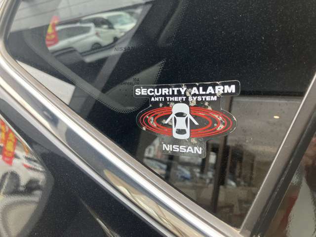 セキュリティーアラーム装備なので駐車中も安心です。