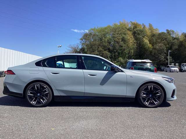常時100台以上のBMW/MINIを展示！大型展示場でお気に入りの車両を見つけてください♪