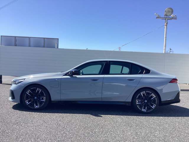 ご納車前には、BMWを熟知したメカニックによる100項目の点検・整備を行います。不具合箇所、交換時期に達している部品に関しましては、全て当社負担で交換してからのご納車となります。