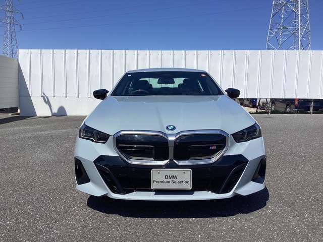 ご納車前には、BMWを熟知したメカニックによる100項目の点検・整備を行います。不具合箇所、交換時期に達している部品に関しましては、全て当社負担で交換してからのご納車となります。