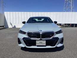 ご納車前には、BMWを熟知したメカニックによる100項目の点検・整備を行います。不具合箇所、交換時期に達している部品に関しましては、全て当社負担で交換してからのご納車となります。