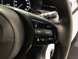 【アダプティブ・クルーズ・コントロール】予め設定した車速内でクルマが自動的に加減速。 前走車との適切な車間距離を維持しながら追従走行し、高速道路でのドライバーの疲労を軽減してくれる嬉しい機能付♪