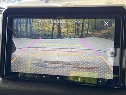 【バックカメラ】駐車時に後方がリアルタイム映像で確認できます。大型商業施設や立体駐車場での駐車時や、夜間のバック時に大活躍！運転スキルに関わらず、今や必須となった装備のひとつです！