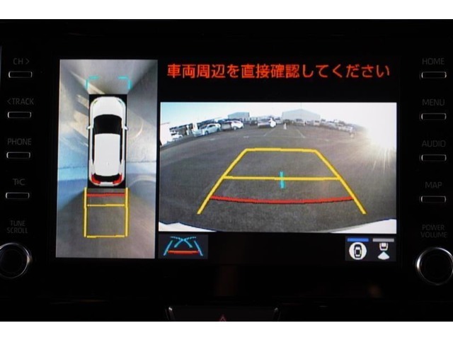 【パノラミックビューモニター】　後退時に車両の後ろ側を表示するだけでなく上から見たような映像で車庫入れなどバックする際に安心です。