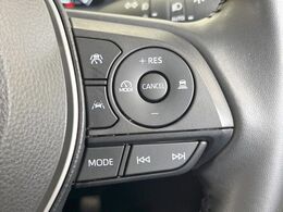 【レーダークルーズコントロール】高速道路での長距離走行が楽に！！自動で速度を保つクルーズコントロールが、衝突軽減システムと連携し、前方の車両を感知して車間を保つように速度調節してくれます！！