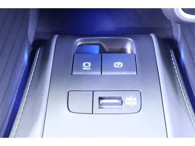 電動パーキングブレーキ！シフトレバーを「P」ポジションに入れると自動で作動し、ブレーキを踏みながら「D」ポジションなど「P」ポジション以外にシフトすると解除されるオ-ト機能付です。