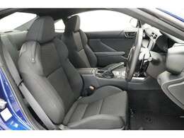 蒸れにくく快適な座り心地です。布なので滑りにくく耐久性が高く念入りなお手入れがいらないというメリットがあります。