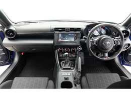 すっきりまとめられた視認性の良いインパネ周りです。操作スイッチも使用しやすい位置に配置されています。