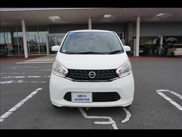 広い展示場には目移りしちゃうくらい軽・届出済未使用車が展示されてます