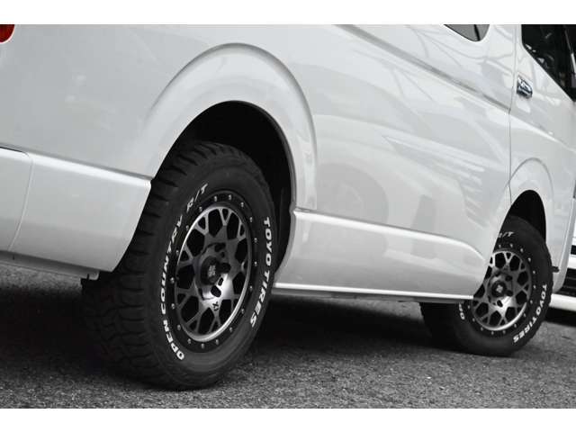 【社外アルミ】社外アルミで周囲の純正車と一段差が付きます！おしゃれは足元から！かっこよく仕上がっております☆