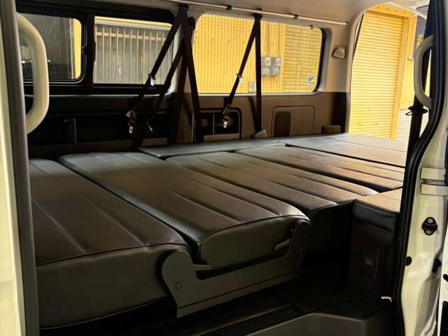 【FLEX製ベッドキット】シートアレンジでフルフラットも可能です。車中泊なども可能で快適なドライブをお楽しみ頂けます。