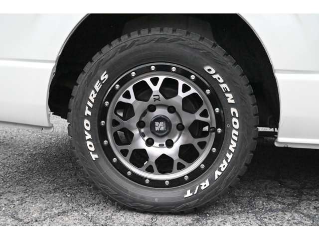 【社外アルミ】社外アルミで周囲の純正車と一段差が付きます！おしゃれは足元から！かっこよく仕上がっております☆