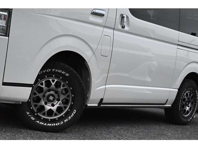 【社外アルミ】社外アルミで周囲の純正車と一段差が付きます！おしゃれは足元から！かっこよく仕上がっております☆