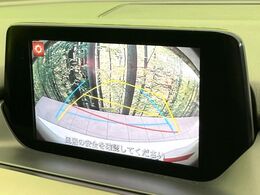 【バックカメラ】駐車時に後方がリアルタイム映像で確認できます。大型商業施設や立体駐車場での駐車時や、夜間のバック時に大活躍！運転スキルに関わらず、今や必須となった装備のひとつです！