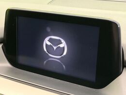 【マツダコネクトナビ】車内の雰囲気にマッチした一体型タイプのナビ。各種車輌設定やBluetooth再生等、様々な機能が楽しめます。直感的なダイヤル操作が可能で、使い勝手も良好です。
