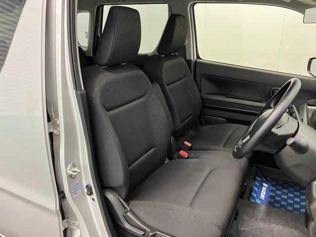 【フロントシート】ゆったり座れるベンチシートを採用しており、アームレストも装備していますので快適です。