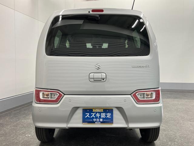 コンパクトな外観ながら、背が高く、足元も広く大人4人がしっかり座れる快適さ。