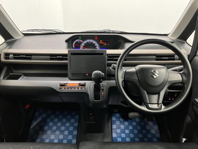 【インテリア正面】視界が広く見渡しやすく手の届く範囲にスイッチもデザインされており、とっても使いやすいです。ぜひ店頭でご覧ください。