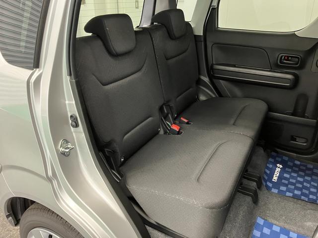 【リヤシート】膝まわりや足元にゆとりのスペースを確保した後席。週末の遠出の際にも、ゆったりとした姿勢で快適に過ごせます。