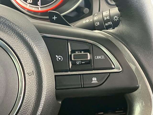 【ACC】一定速度での巡航はもちろん、前方の車両との距離を一定に保ちながら自動で加減速を行います。高速道路走行時には大変嬉しい機能です。