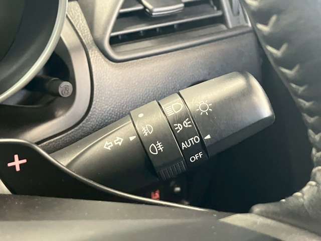 【オートライト】オートライトのメリットは付け忘れや消し忘れが無くなることです。屋内駐車場やトンネルに入ったとき、特に実感できます。