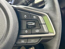 【全車速追従機能付クルーズコントロール】高速道路での長距離走行が楽に！！自動で速度を保つクルーズコントロールが、衝突軽減システムと連携し、前方の車両を感知して車間を保つように速度調節してくれます！！