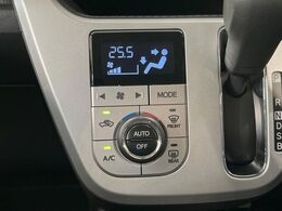 【オートエアコン】一度お好みの温度に設定すれば、車内の温度を検知し風量や温度を自動で調整。暑い…寒い…と何度もスイッチ操作をする必要はありません。快適な車内空間には必須の機能ですね♪