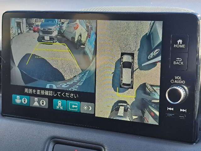 360度カメラが搭載されております。左側にはバックカメラが表示され、駐車の際も安心です♪