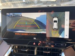 【パノラミックビューモニター】専用のカメラにより、上から見下ろしたような視点で360度クルマの周囲を確認することができます☆死角部分も確認しやすく、狭い場所での切り返しや駐車もスムーズに行えます。