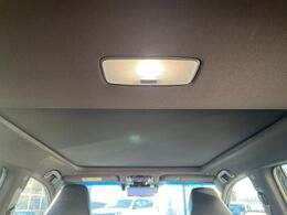 【調光パノラマルーフ】車内の解放感が一気に上がる大型パノラマルーフに調光機能がプラス！日差しが強い時、シェードを閉めなくてもガラスの透明度を調整することで心地よい明るさに♪