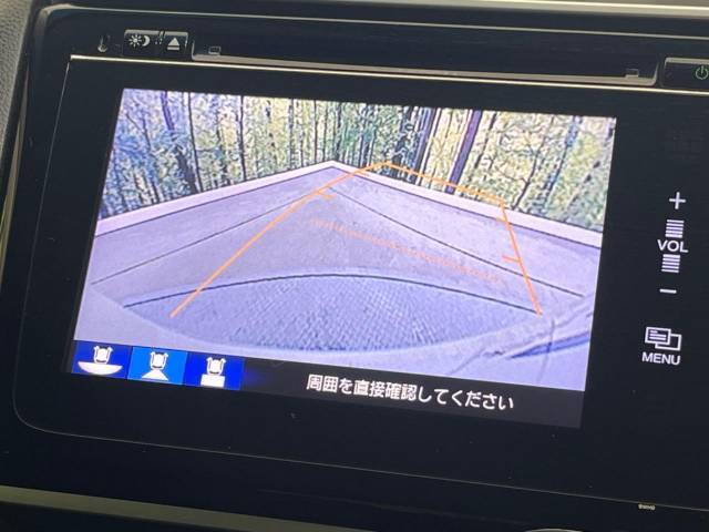 【バックカメラ】駐車時に後方がリアルタイム映像で確認できます。大型商業施設や立体駐車場での駐車時や、夜間のバック時に大活躍！運転スキルに関わらず、今や必須となった装備のひとつです！