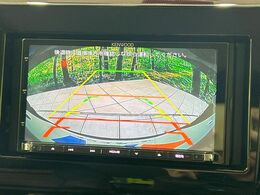 【バックカメラ】駐車時に後方がリアルタイム映像で確認できます。大型商業施設や立体駐車場での駐車時や、夜間のバック時に大活躍！運転スキルに関わらず、今や必須となった装備のひとつです！