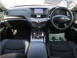 すっきりとしたフーガらしいデザインのダッシュ回り！フロントビューの視認性もよく運転しやすいと思います★