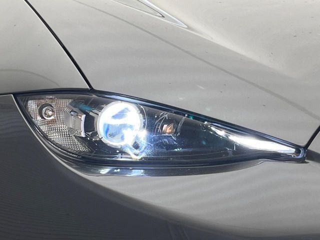 【LEDヘッドライト】悪天候や夜間走行時も良好な視界を確保し安心して運転できる高輝度LEDヘッドライトを装備！点灯速度が早く、消費電力も抑えられています。