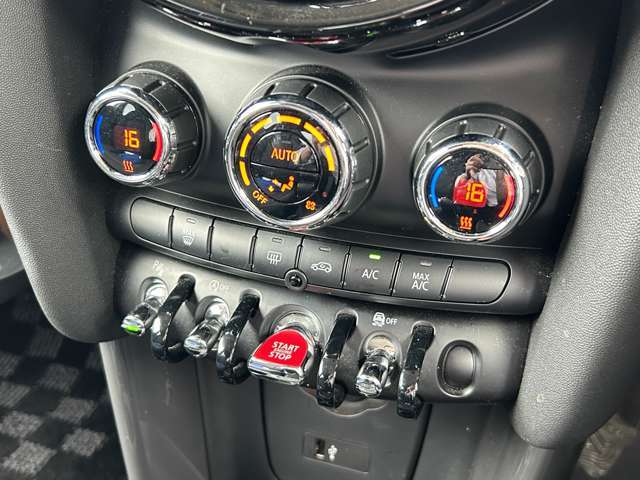 LIBERALAロイヤルコートはボディの艶と強力な撥水性能にこだわり開発されたガラス系コーティングです。一部特殊塗装のお車を除き施行可能ですので、お気軽にお申し付け下さい！