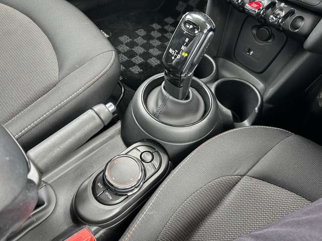 安心してカーライフを初めていただく事が出来る様、納車前にディーラー整備工場もしくは熟練メカニックが在籍する輸入車専門の整備工場にて点検を行い必要な整備を致します。