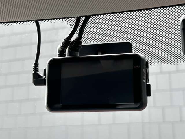 輸入車ディーラー採用のドライブレコーダーも選べます。万が一の事故際のお守りとしていかがでしょうか？その他さまざまなオプションをご用意しております。