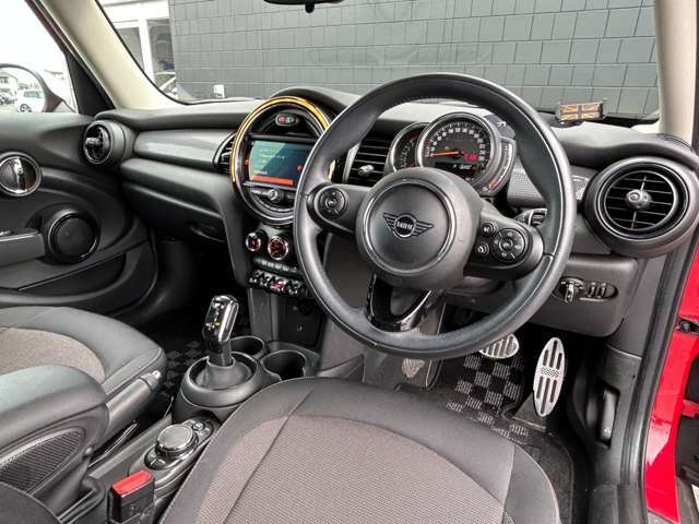 マットブラックにホワイトのLIBERALAのロゴの建物が目印です。