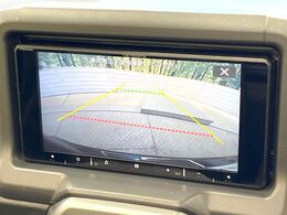 【バックカメラ】駐車時に後方がリアルタイム映像で確認できます。大型商業施設や立体駐車場での駐車時や、夜間のバック時に大活躍！運転スキルに関わらず、今や必須となった装備のひとつです！