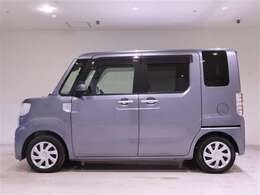 スライドドアは、通常のドアに比べて、車のボディに平行に開閉するので、開けてもスペースをとりません！狭いスペースでも乗り降り楽々です！