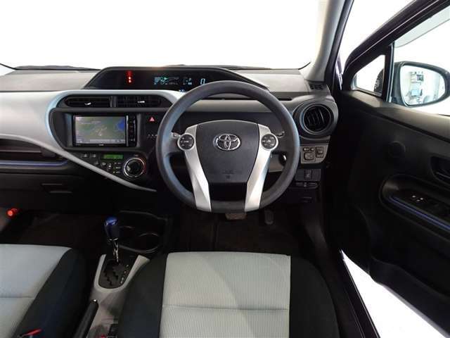 視界良好、操作しやすい運転席です。