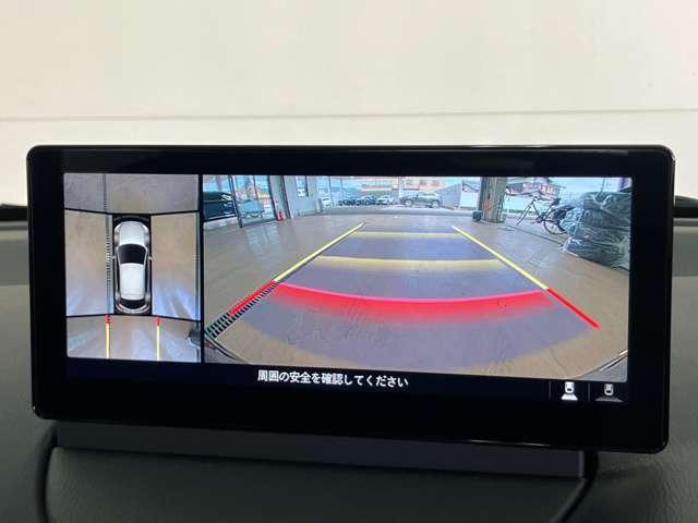 360度ビューカメラを搭載。4方の小型カメラの映像を処理し、車両真上からの映像に変換しています。