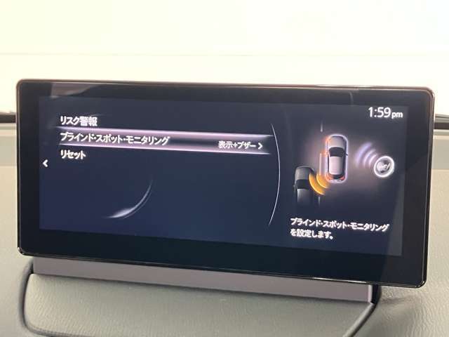 【BSM】15km/h以上での走行時、後方から接近する車両をレーダーで検知。ドアミラーの鏡面にインジケーターを点灯させて警告してくれます。