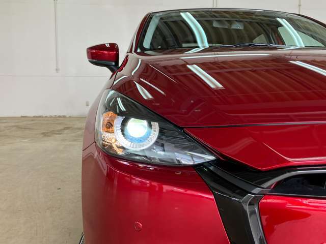 鋭く前方を照らす、LEDヘッドライト。遠くまで視界が開けることで、より安心したストレスのない走行を、提供してくれます。