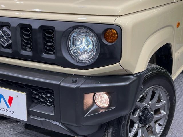 【LEDヘッドライト】悪天候や夜間走行時も良好な視界を確保し安心して運転できる高輝度LEDヘッドライトを装備！点灯速度が早く、消費電力も抑えられています。