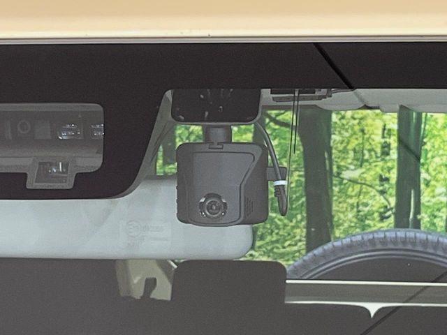 【ドライブレコーダー】安心・安全なカーライフに必須のドライブレコーダーを装備！走行中はもちろん、あおり運転や事故に遭遇した際の状況も映像で記録し、万一のリスクに備えます。