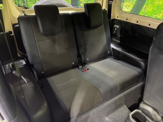 後部座席も気になるようなキズ・汚れやへたり等、大きなダメージはなく、良好な状態です。