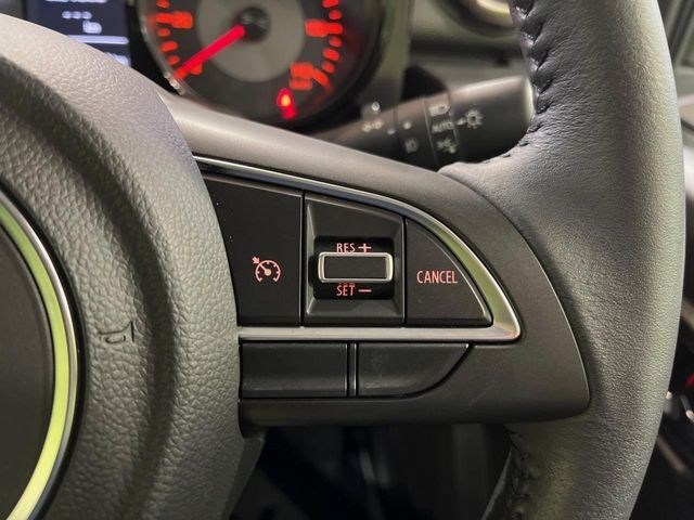 【クルーズコントロール】高速道路もラクラク走行。アクセルを離しても一定速度で走行ができ、長距離運転時の負担を軽減！加速・減速も簡単なスイッチ操作で調整できます。