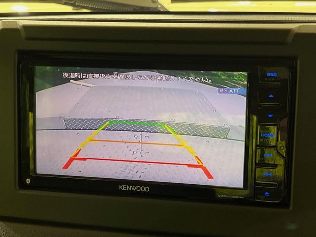 【バックカメラ】駐車時に後方がリアルタイム映像で確認できます。大型商業施設や立体駐車場での駐車時や、夜間のバック時に大活躍！運転スキルに関わらず、今や必須となった装備のひとつです！